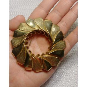 LARGE Gold Tone Circular Pin Wheel Waves Faceted Brooch Pin 3"